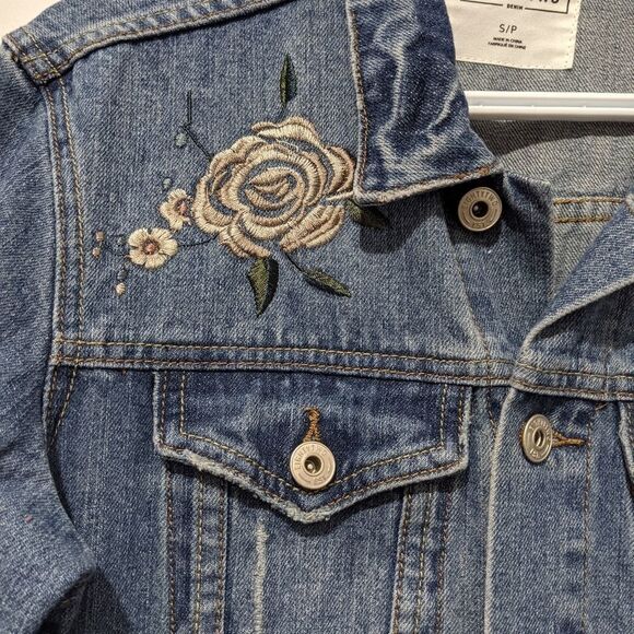 EIGHTYTWO Embroidered distressed denim jean jacket size Small @F - Picture 5 of 11